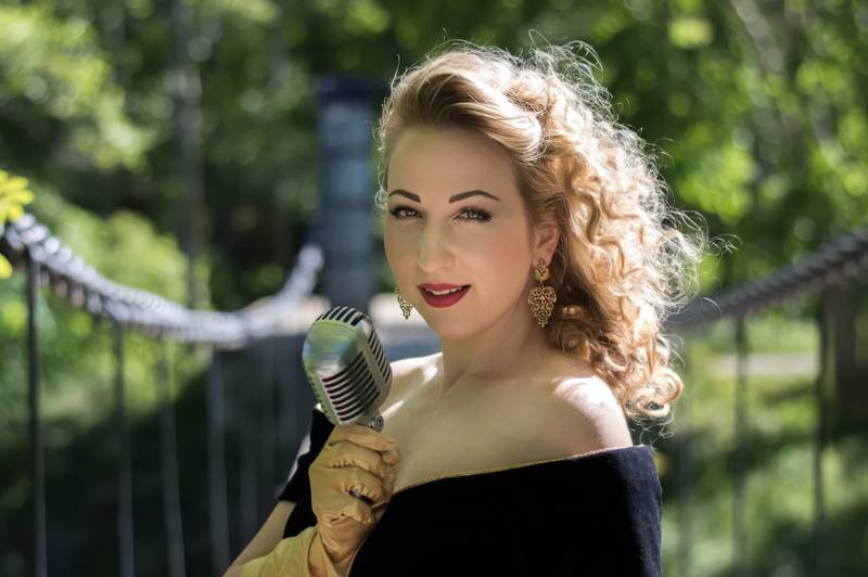Anna Curly Swing Band